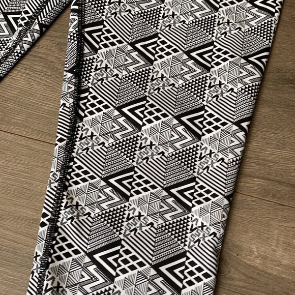 Victoria’s Secret Sport Knockout Crop Leggings M Domino Effect Timeless Classic - Picture 3 of 8